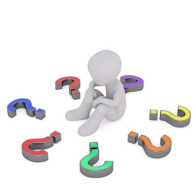 auf dem boden sintzendes männchen von Fragezeichen umringt